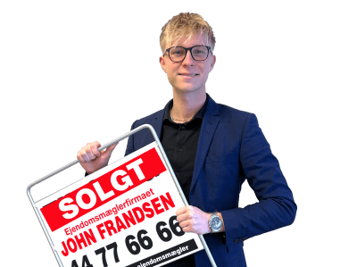 Marcus Møller, Trainee hos Ejendomsmæglerfirmaet John Frandsen i Tørring med solgt skilt.